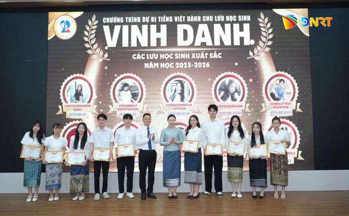 Các lưu học sinh xuất sắc được vinh danh sau khi hoàn thành xong chương trình dự bị tiếng Việt tại Trường Đại học Sư phạm (Đại học Đà Nẵng). Ảnh: THU HÀ