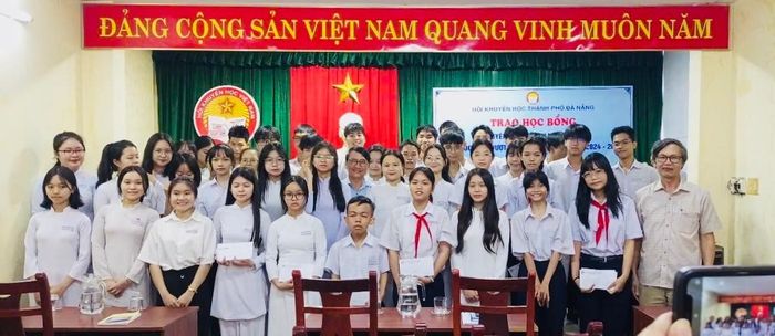 Lãnh đạo Hội Khuyến học thành phố trao học bổng tặng học sinh có thành tích xuất sắc trong học tập. Ảnh: Hội Khuyến học thành phố