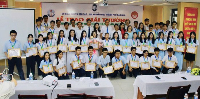Các đại biểu trao Giải thưởng Huỳnh Thúc Kháng cho học sinh xuất sắc tiêu biểu của thành phố. Ảnh: Hội Khuyến học thành phố.