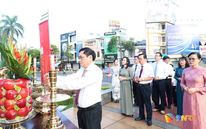 Đoàn đại biểu dâng hương các anh hùng, liệt sĩ tại Tượng đài Mẹ Dũng sĩ Thanh Khê. Ảnh: NGỌC HÀ
