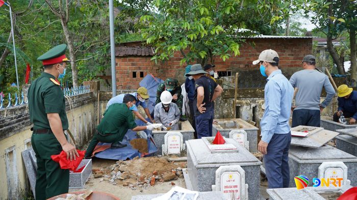 Công tác lấy mẫu ADN và cất bốc hài cốt liệt sĩ tại xã Quế Phước. Ảnh: MINH THÔNG