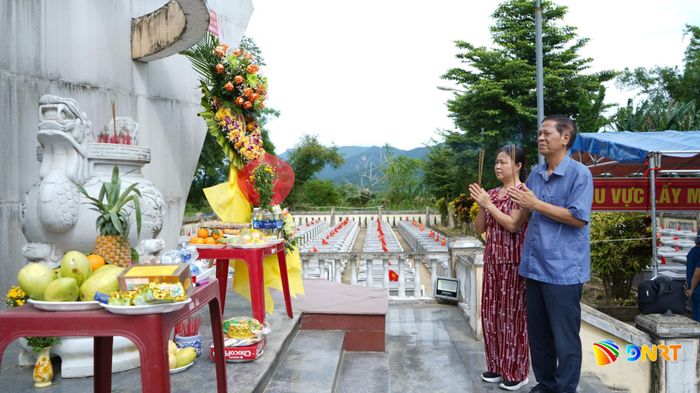 Ông Vũ Văn Minh, trú phường Bắc An Phụ, thành phố Hải Phòng, viếng hương các anh hùng liệt sĩ tại Nghĩa trang Liệt sĩ xã Quế Lâm (cũ). Ảnh: MINH THÔNG