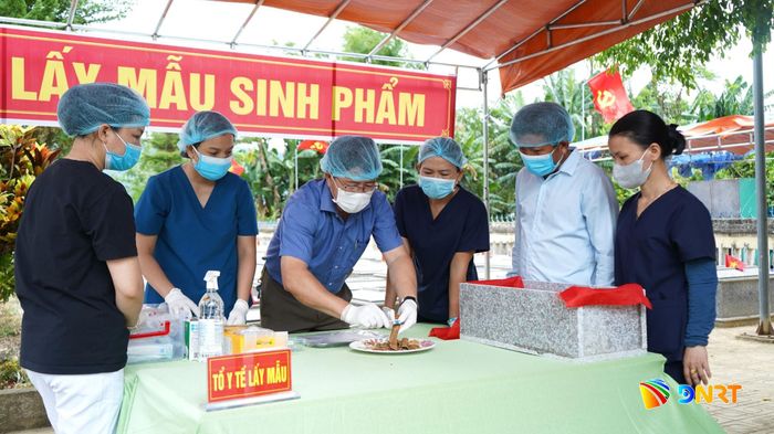 Tổ y tế thực hiện lấy mẫu sinh phẩm hài cốt liệt sĩ. Ảnh: MINH THÔNG