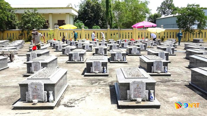 Ban chỉ đạo xã Thăng Bình khẩn trương khai quật mộ và lấy mẫu hài cốt liệt sĩ. Ảnh: NGUYỄN QUỲNH