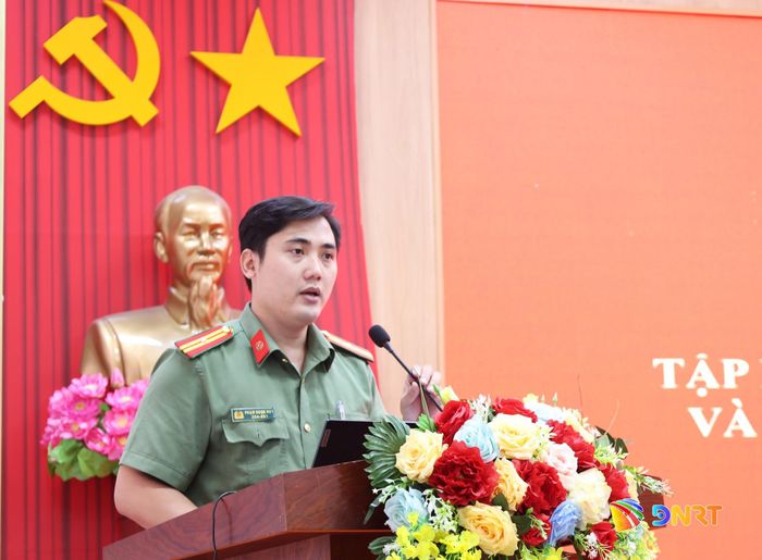 Báo cáo viên phổ biến những nội dung cơ bản của Luật Bảo vệ bí mật nhà nước. Ảnh: NGỌC HÀ