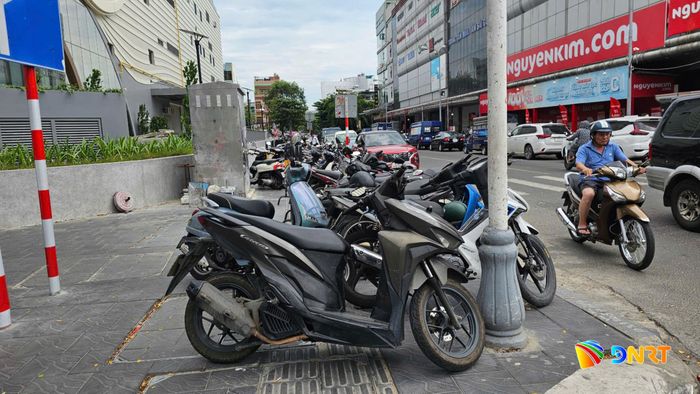 Vỉa hè không còn lối đi bộ. Ảnh; THÀNH LÂN