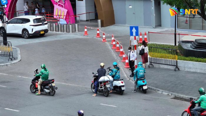 Nhiều xe máy công nghệ đậu đỗ dưới lòng đường trước cổng trung tâm. Ảnh: THÀNH LÂN