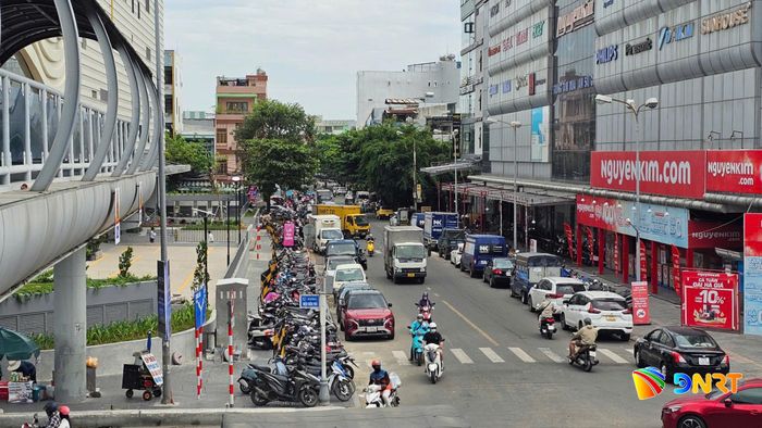 Xe đậu, đỗ kín hai bên đường Hải Phòng, xe máy được giữ kín vỉa hè trung tâm. Ảnh: THÀNH LÂN