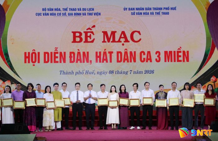 Nghệ nhân Hữu Đê, Chủ nhiệm câu lạc bộ Bài chòi Hải Vân (thứ 7, bên phải qua) đại diện đoàn Đà Nẵng nhận Huy chương Vàng tại Hội diễn đàn, hát dân ca 3 miền toàn quốc năm 2026. Ảnh: THIÊN DUYÊN