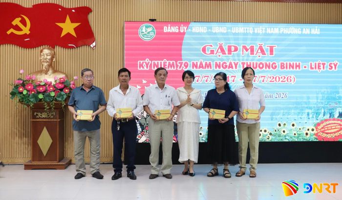 Lãnh đạo phường An Hải trao các suất quà cho gia đình Bà mẹ Việt Nam anh hùng, thương binh và người hoạt động kháng chiến nhiễm chất độc hóa học có tỷ lệ tổn thương cơ thể trên 81%. Ảnh: KHÁNH NGÂN