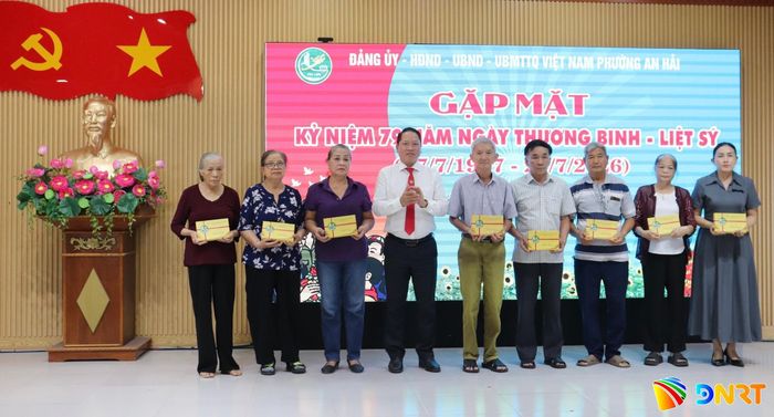 Lãnh đạo UBND phường An Hải trao quà cho các gia đình có hoàn cảnh khó khăn. Ảnh: KHÁNH NGÂN