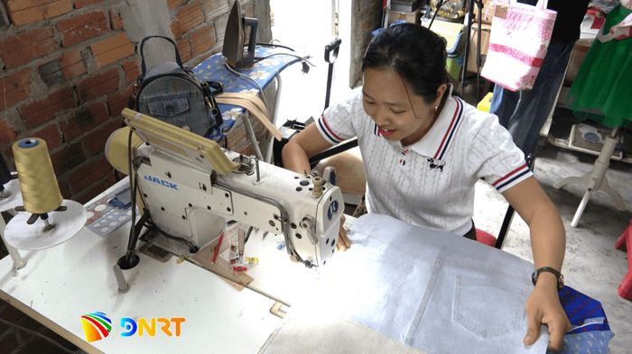 Chị Thảo hoàn thiện sản phẩm bằng từng đường kim, mũi chỉ tỉ mỉ. Ảnh: NGUYỄN QUỲNH