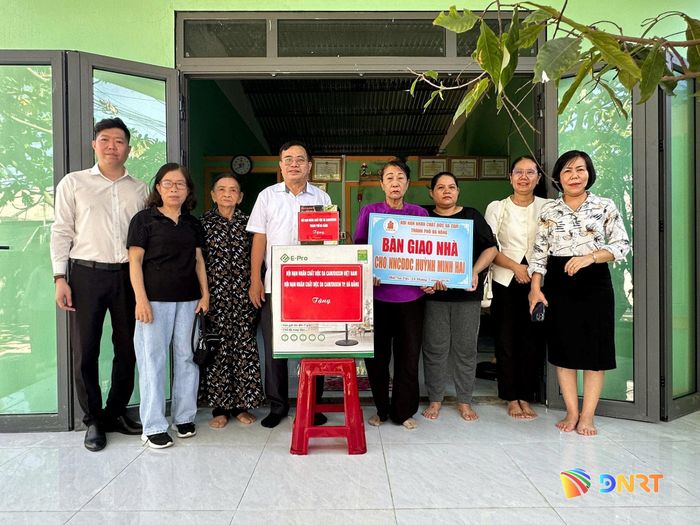 Đại diện Hội Nạn nhân chất độc da cam/dioxin thành phố và lãnh đạo phường Hội An Tây trao biểu trưng và tặng quà cho thân nhân ông Huỳnh Minh Hải. Ảnh: QUỐC TUẤN