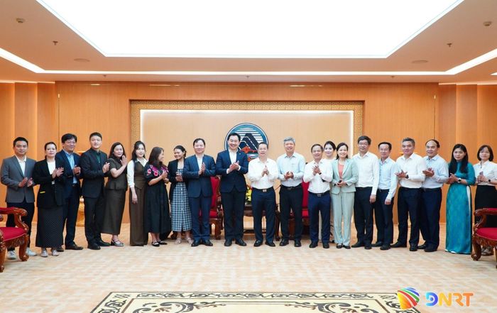 Lãnh đạo thành phố, các sở, ngành và đoàn công tác của SSIA chụp hình lưu niệm. Ảnh: VINH ANH
