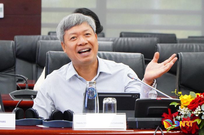 Phó Chủ tịch UBND thành phố Hồ Quang Bửu trao đổi tại buổi làm việc. Ảnh: VINH ANH