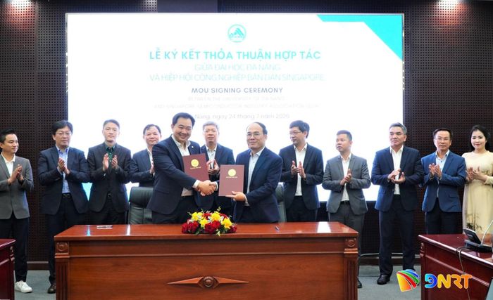 Lãnh đạo SSIA và Đại học Đà Nẵng ký kết thỏa thuận hợp tác (MOU) về đào tạo nguồn nhân lực phục vụ công nghiệp bán dẫn. Ảnh: VINH ANH