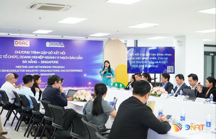 Cùng ngày, đoàn công tác của SSIA đến thăm, làm việc tại Trung tâm Nghiên cứu, đào tạo thiết kế vi mạch và trí tuệ nhân tạo Đà Nẵng (DSAC). Ảnh: VINH ANH