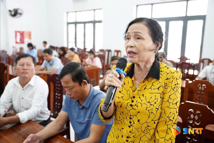 Đại diện gia đình chính sách, người có công với cách mạng đề xuất, kiến nghị nhiều vấn đề với lãnh đạo địa phương. Ảnh: K.NGÂN