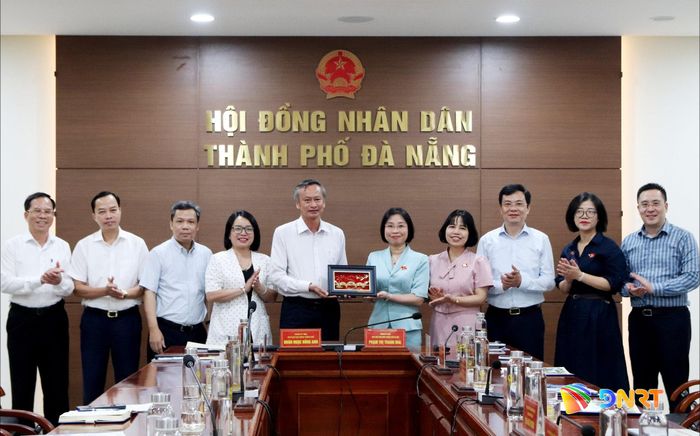 Thường trực HĐND thành phố Đà Nẵng tặng quà lưu niệm cho Thường trực HĐND thành phố Hà Nội. Ảnh: TRỌNG HUY