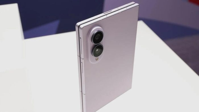 Cận cảnh cụm camera sắc nét và thiết kế tinh tế của Galaxy Z Fold8