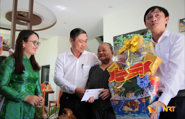 Phó Chủ tịch UBND thành phố Phan Thái Bình cùng đoàn công tác thăm, tặng quà động viên Nguyễn Thị Khế (thôn Hòa Trung, xã Việt An). Ảnh: ALĂNG NGƯỚC