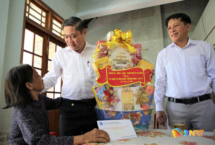 Phó Chủ tịch UBND thành phố Phan Thái Bình (giữa) cùng cùng đại diện lãnh đạo xã Hiệp Đức thăm, tặng quà động viên thương binh Đào Thị Minh (thôn Thuận An, xã Hiệp Đức). Ảnh: ALĂNG NGƯỚC