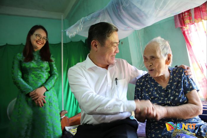 Phó Chủ tịch UBND thành phố nói chuyện, thăm hỏi sức khỏe của Mẹ Việt Nam anh hùng Trần Thị Năm (thôn Cẩm Tú, xã Việt An). Ảnh: ALĂNG NGƯỚC