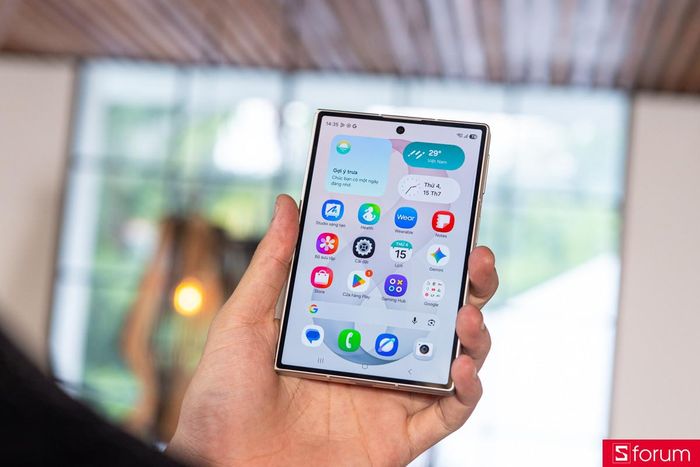 Máy tích hợp hai cảm biến 10MP nằm gọn bên trong các lỗ đục ở cả màn hình ngoài lẫn màn hình gập bên trong