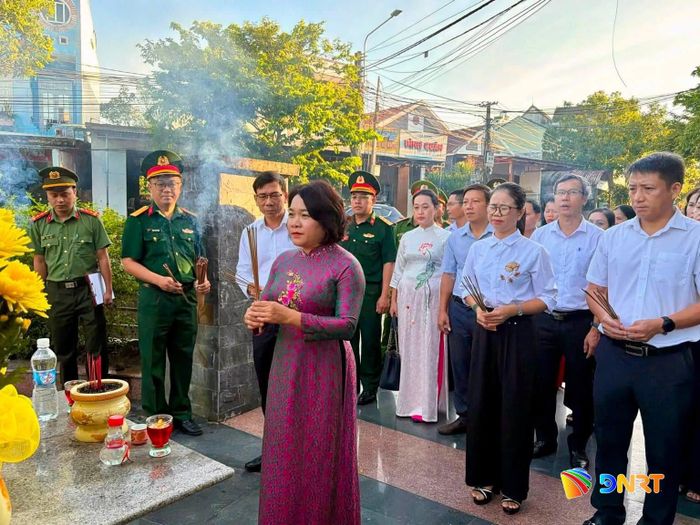 Trưởng ban Tuyên giáo và Dân vận Thành ủy Huỳnh Thị Thùy Dung viếng hương tại Khu tưởng niệm Cuộc đấu tranh Cây Cốc. Ảnh: D.LỆ