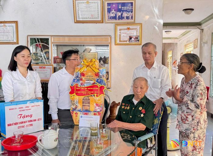 Đoàn công tác đến thăm, tặng quà Anh hùng Lực lượng vũ trang nhân dân Võ Hồng Thân. Ảnh: H.SƠN