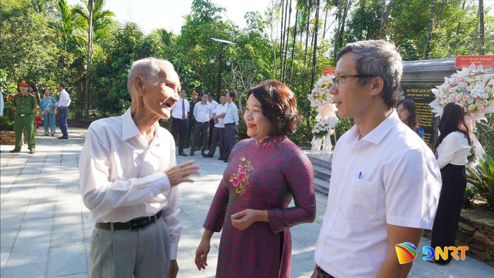 Trưởng ban Tuyên giáo và Dân vận Thành ủy Huỳnh Thị Thùy Dung (giữa) thăm hỏi, động viên thân nhân gia đình liệt sĩ Phạm Bằng. Ảnh: D.LỆ