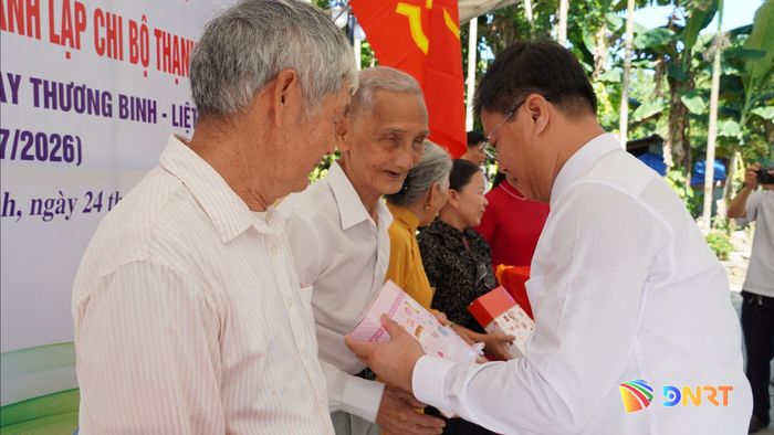 Lãnh đạo xã Thạnh Bình tặng quà tri ân thân nhân gia đình các đồng chí trong Chi bộ Thạnh Bình. Ảnh: D.LỆ