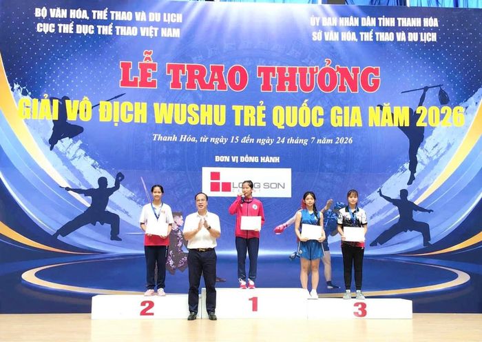 Vận động viên Hồ Thị Bích Nga (bục số 1) xuất sắc giành Huy chương Vàng hạng cân 48kg nữ lứa tuổi 15 -16. Ảnh do nhân vật cung cấp