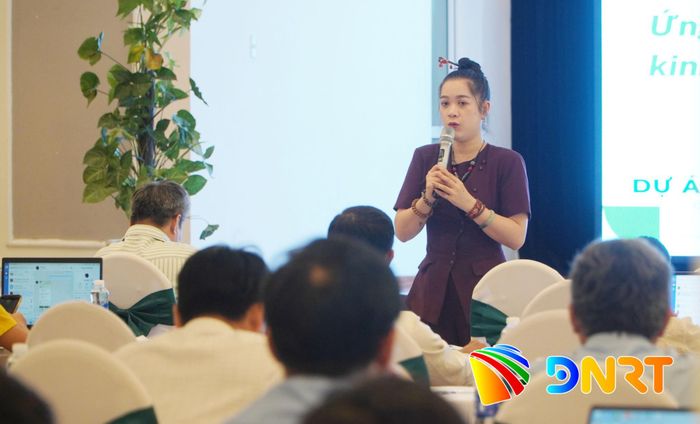 Tiến sĩ Phạm Trần Hồng Diễm, Founder &amp; CEO dự án giáo dục theCAY trình bày tại lớp tập huấn. Ảnh: PHAN VINH