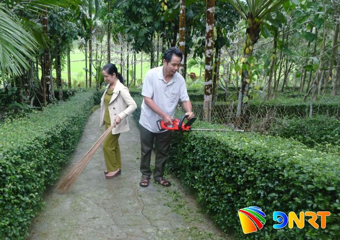 Mô hình liên kết hỗ trợ nhau chăm sóc vườn và dọn dẹp nhà giữa các hộ dân với nhau ở Thạnh Bình phát huy hiệu quả tích cực. Ảnh: THÚY HIỀN