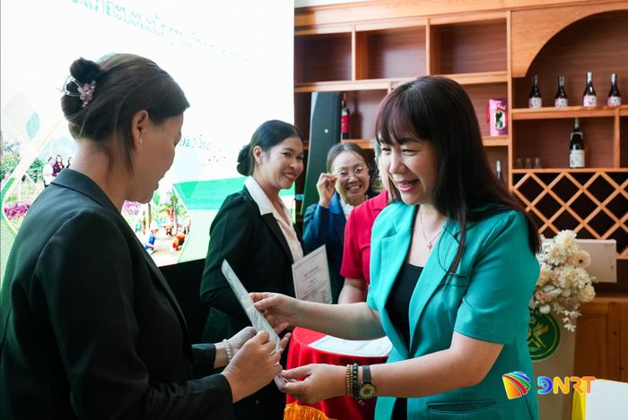 Lãnh đạo Sở Nông nghiệp và Môi trường thành phố trao Giấy chứng nhận hoàn thành khóa tập huấn cho các thành viên trong đoàn cán bộ kỹ thuật tỉnh Sê Kông. Ảnh: HỒ QUÂN