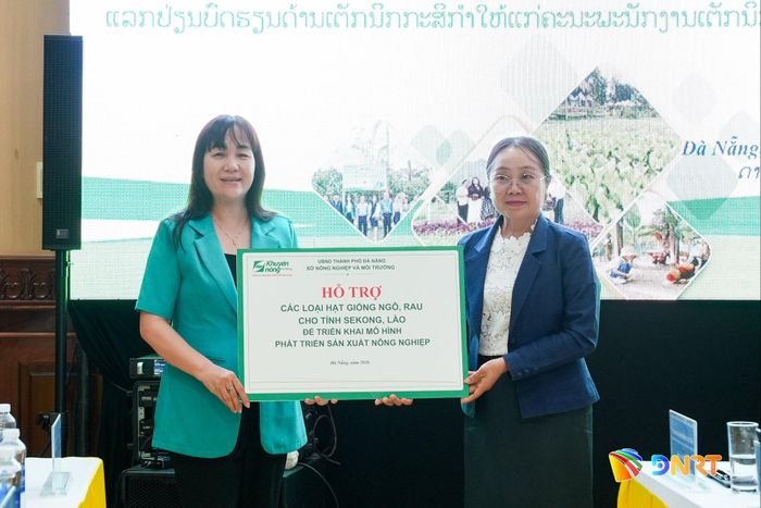 Lãnh đạo Sở Nông nghiệp và Môi trường thành phố trao tặng các loại hạt giống nông nghiệp cho đoàn cán bộ kỹ thuật tỉnh Sê Kông. Ảnh: HỒ QUÂN