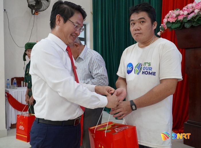Bí thư Đảng ủy xã Phước Trà Nguyễn Văn Nam tặng quà người có công, thân nhân người có công với cách mạng. Ảnh: N.ĐOAN