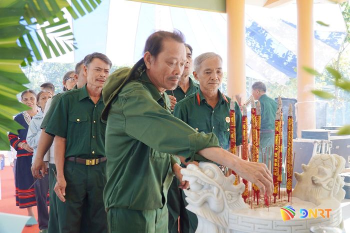 Người có công, thân nhân liệt sĩ viếng hương tri ân các anh hùng liệt sĩ. Ảnh: N.ĐOAN