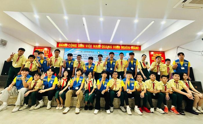 Các em học sinh Trường Trung học Munhwa và Trường THCS Trưng Vương chụp ảnh lưu niệm. Ảnh: HTTBVQTE