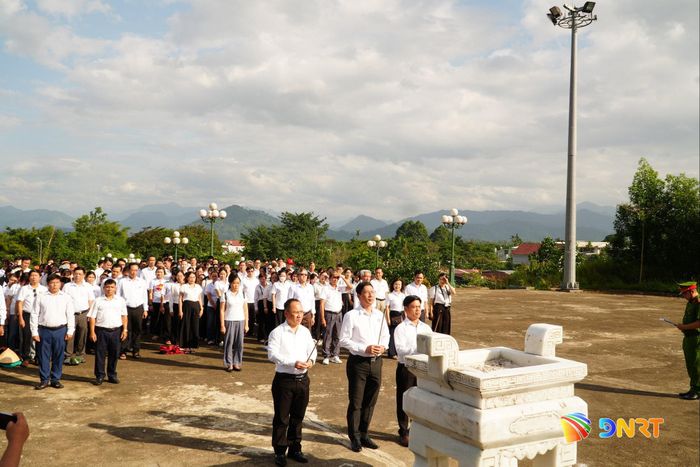 Đảng bộ Bệnh viện C Đà Nẵng dâng hương tưởng niệm các anh hùng liệt sĩ tại Tượng đài Chiến thắng Khâm Đức. Ảnh: L.T