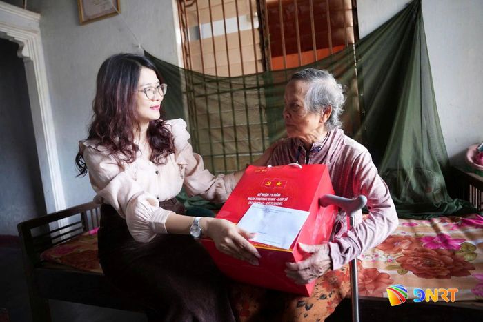 Bà Võ Thị Đoan Trang, Phó Bí thư Thường trực Đảng ủy, Chủ tịch HĐND xã Thăng Bình thăm, tặng quà gia đình có công với cách mạng. Ảnh: NGUYỄN QUỲNH