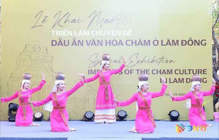 Trình diễn múa Chăm tại triển lãm. Ảnh: NGỌC HÀ
