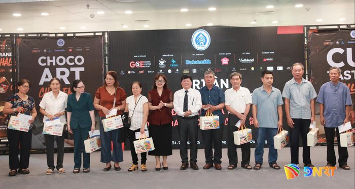 Lãnh đạo phường Hải Châu trao quà tri ân các gia đình chính sách trên địa bàn. Ảnh: ĐẮC MẠNH