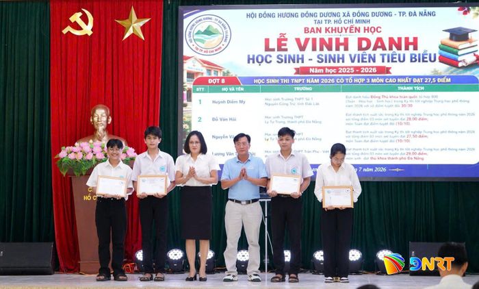 Khen thưởng 4 học sinh lớp 12 đạt thành tích cao trong kỳ thi tốt nghiệp THPT 2026. Ảnh: NGÔ HÒA