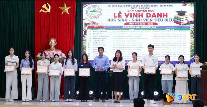 Khen thưởng sinh viên đạt loại giỏi, xuất sắc trong học tập. Ảnh: NGÔ HÒA