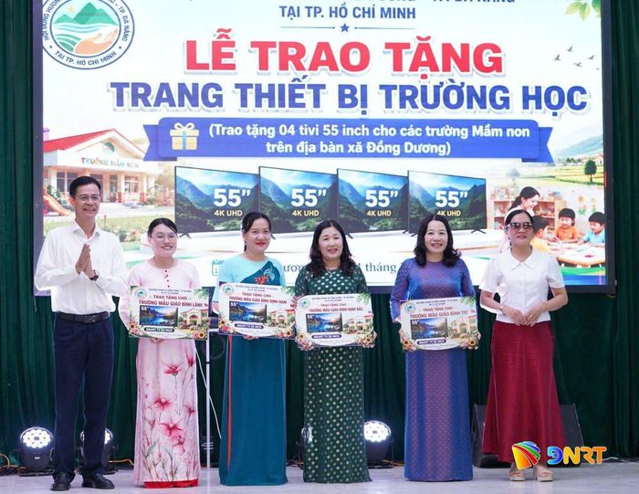 Hội đồng hương xã Đồng Dương tại Thành phố Hồ Chí Minh trao tặng ti vi cho 4 trường mầm non trên địa bàn xã. Ảnh: NGÔ HÒA