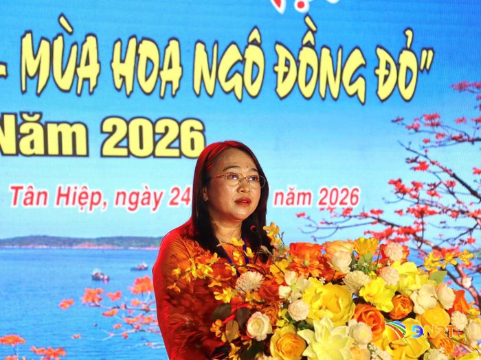 Chủ tịch UBND xã Tân Hiệp Phạm Thị Mỹ Hương phát biểu khai mạc lễ hội. Ảnh: QUỐC TUẤN