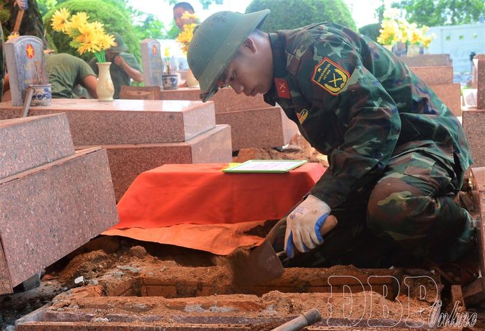 Mỗi phần việc đều đòi hỏi sự tỉ mỉ, chính xác và kiên trì để bảo đảm yêu cầu chuyên môn. Các chiến sĩ cẩn trọng trong từng thao tác, thực hiện nhiệm vụ bằng tinh thần trách nhiệm và lòng thành kính. 