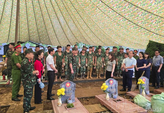 Phó Chủ tịch Thường trực HĐND tỉnh Cao Thị Tuyết Lan động viên lực lượng trực tiếp tham gia thực hiện nhiệm vụ.